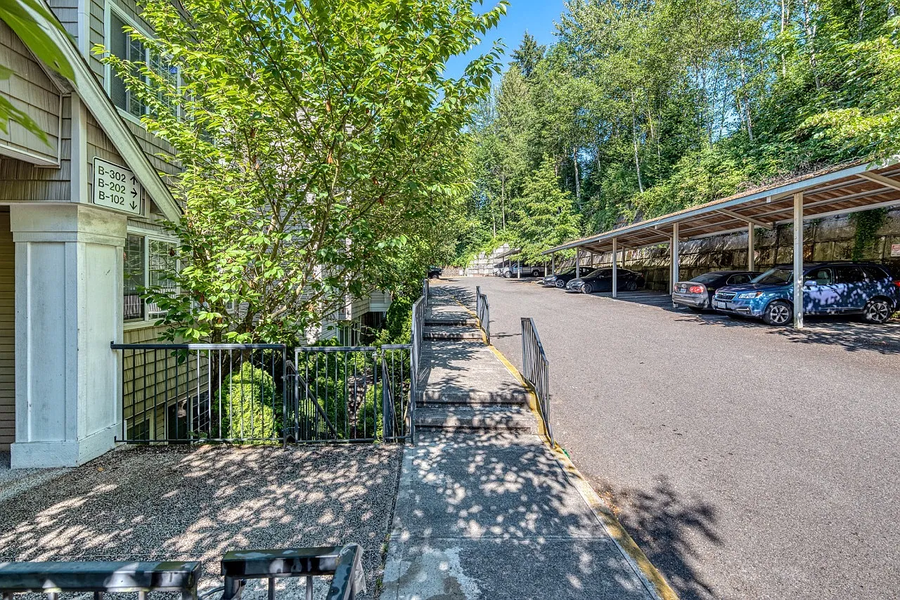 Springbrook Reserve Condominiums — Photo 4