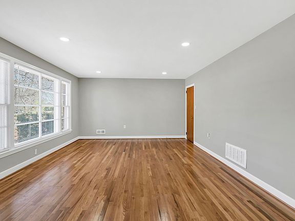 5th image of 1813 Fairlawn Cir