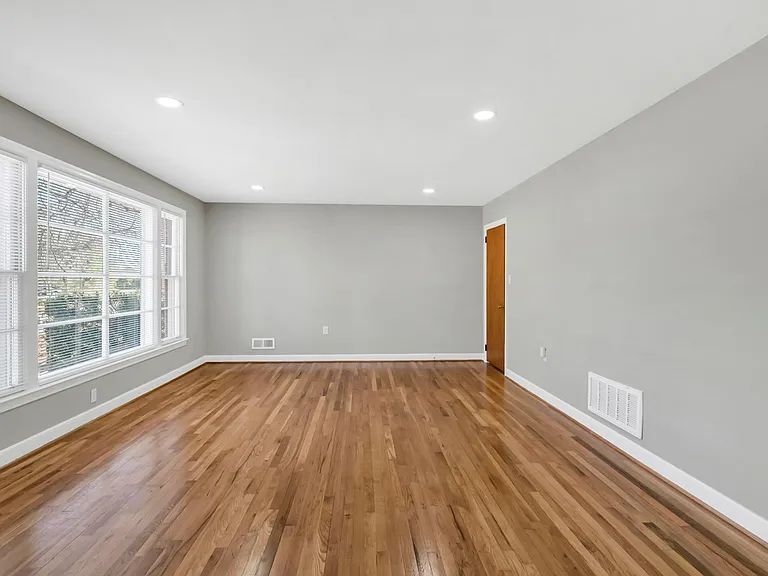 1813 Fairlawn Cir — Photo 5