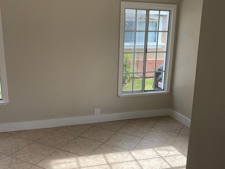 2nd image of 1909 N Baker St #1