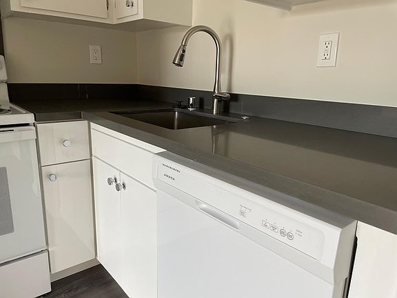 5th image of 479 Fair Oaks St #3