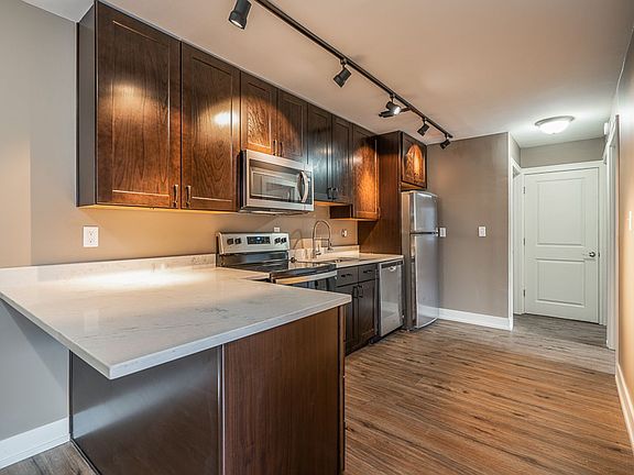 4th image of 1400-1410 Neil Ave #203