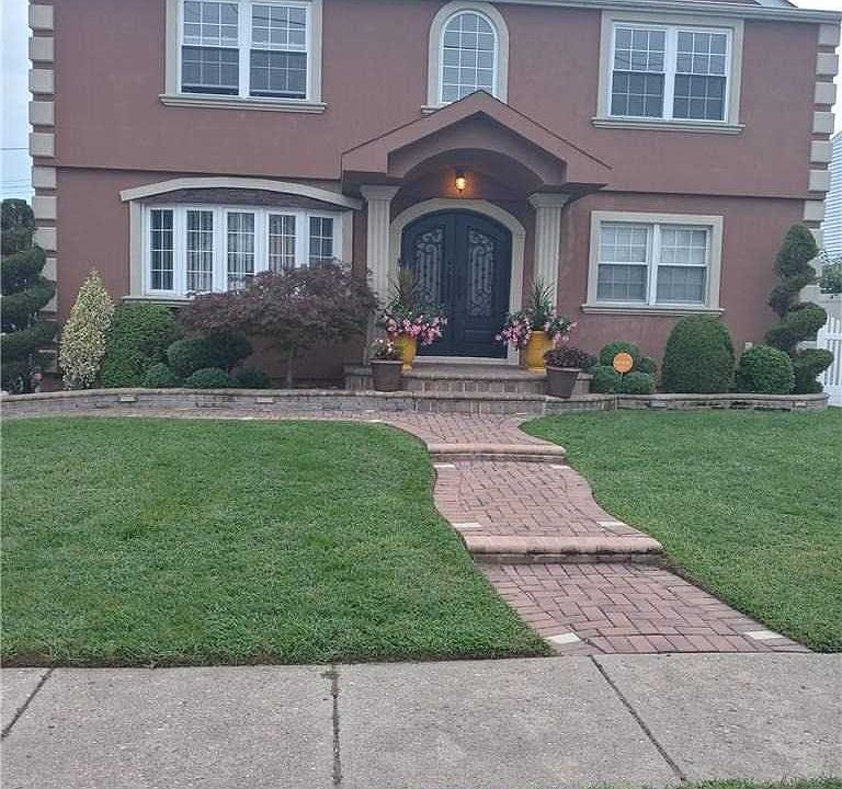 1st image of 2075 Baylis Ave