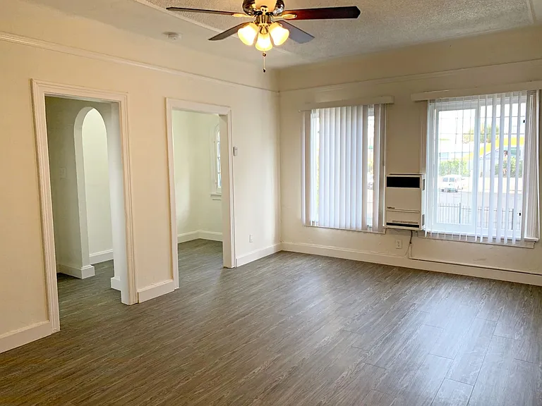 1623 N Mariposa — Photo 24