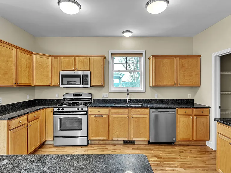 366 Colchester Ave — Photo 16
