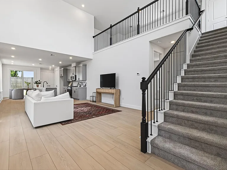 702 Sonfield Dr — Photo 9