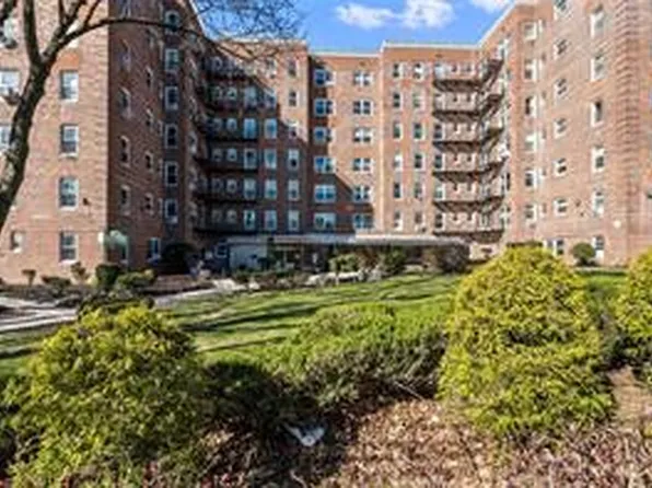 84-50 169th St #418, Jamaica, NY 11432
