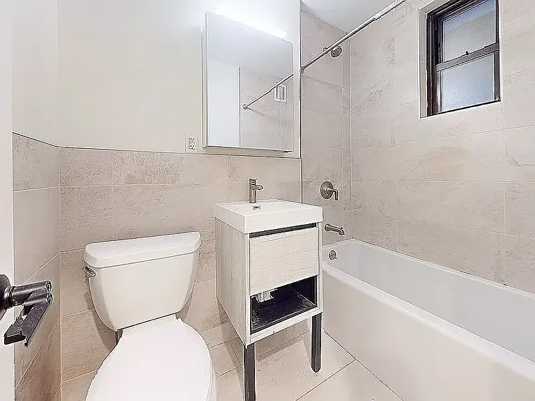 220 E 26th St #2L — Photo 4
