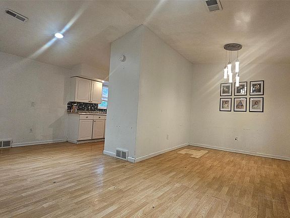 3rd image of 632 Victoria Ave