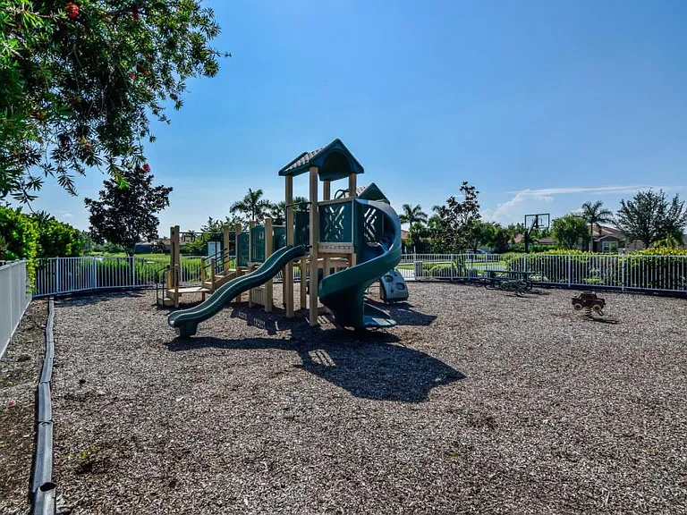 3005 Royal Gardens Ave — Photo 17