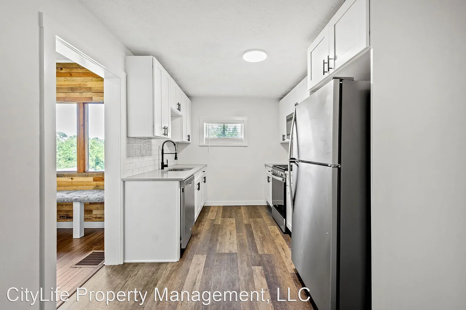 32 Lacona St photo 1