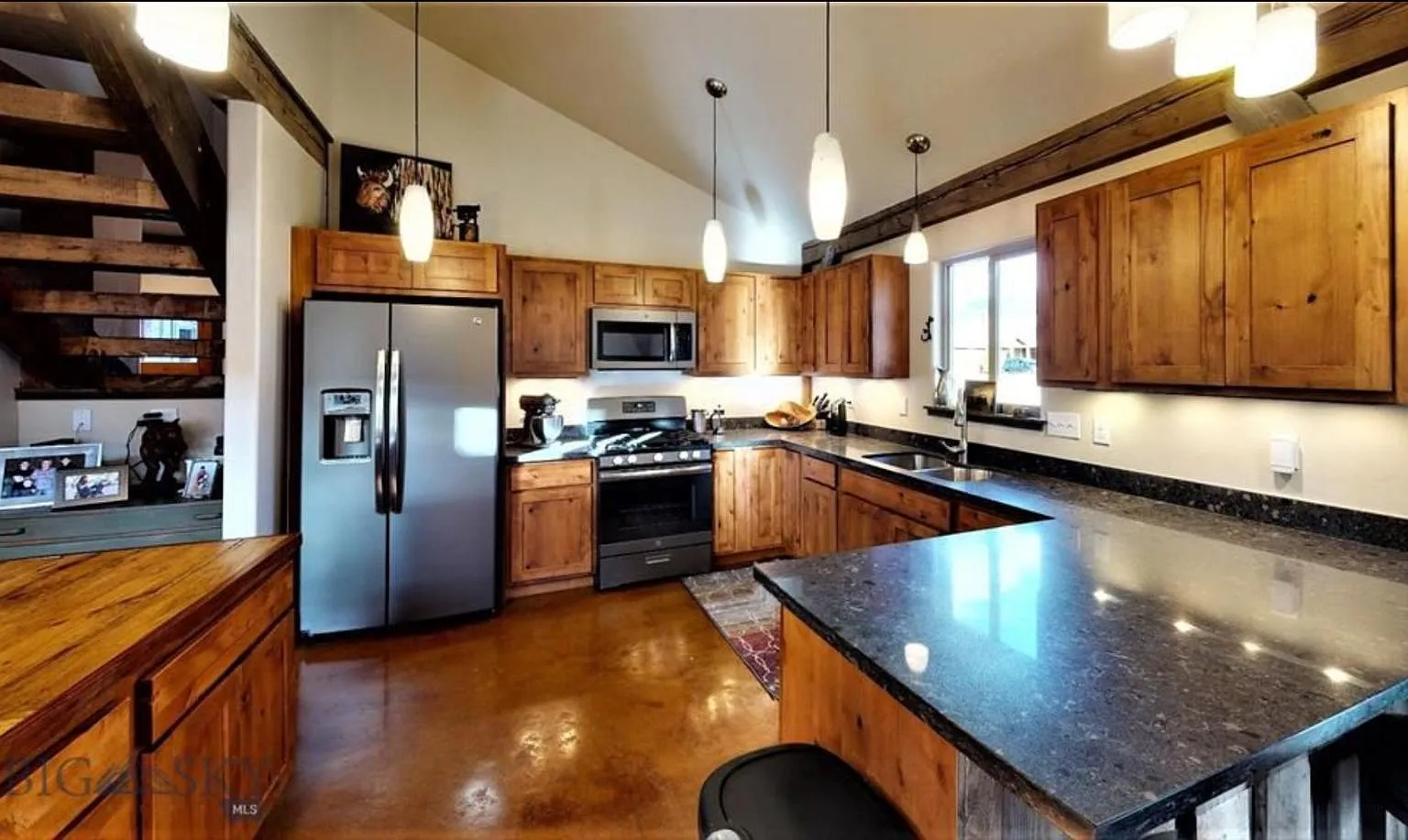 4 bed, 2700 sqft, $8,800 — Photo 2