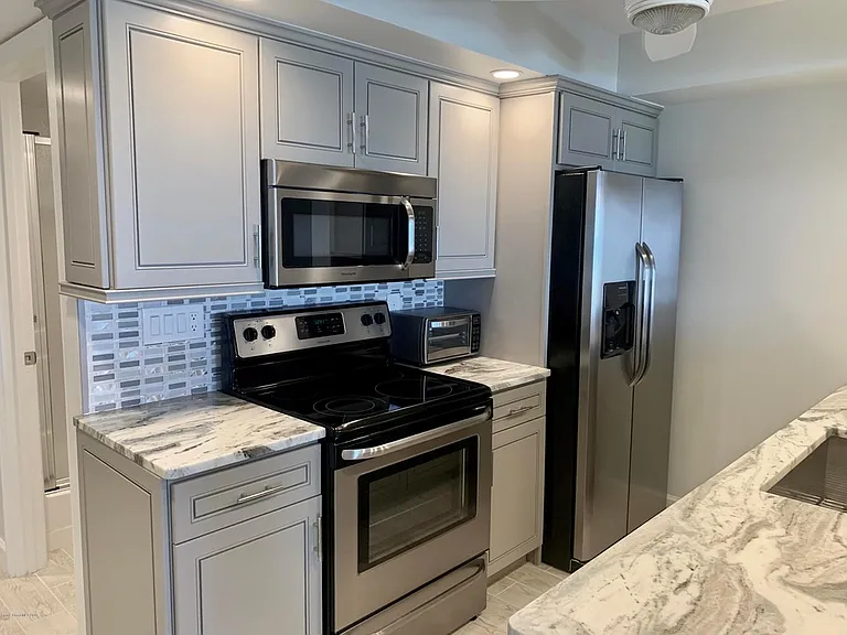 8700 Ridgewood Ave #404A — Photo 7
