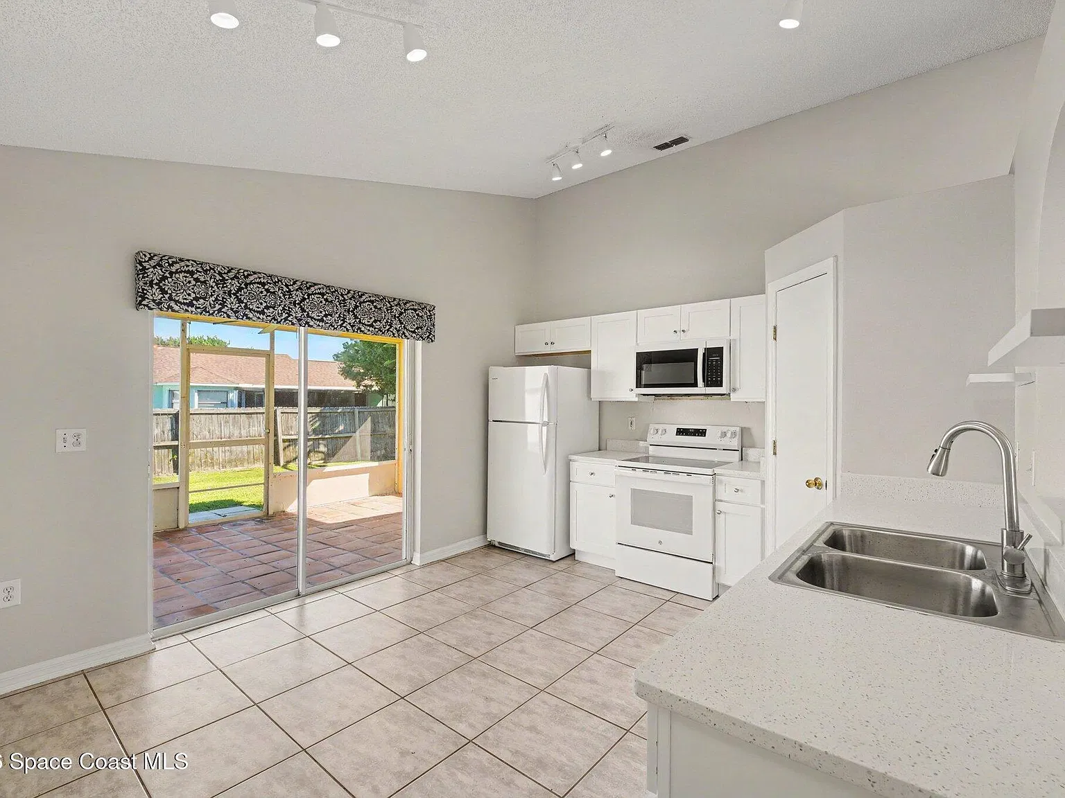 3 bed, 2.0 bath, 1292 sqft, $1,995 — Photo 3