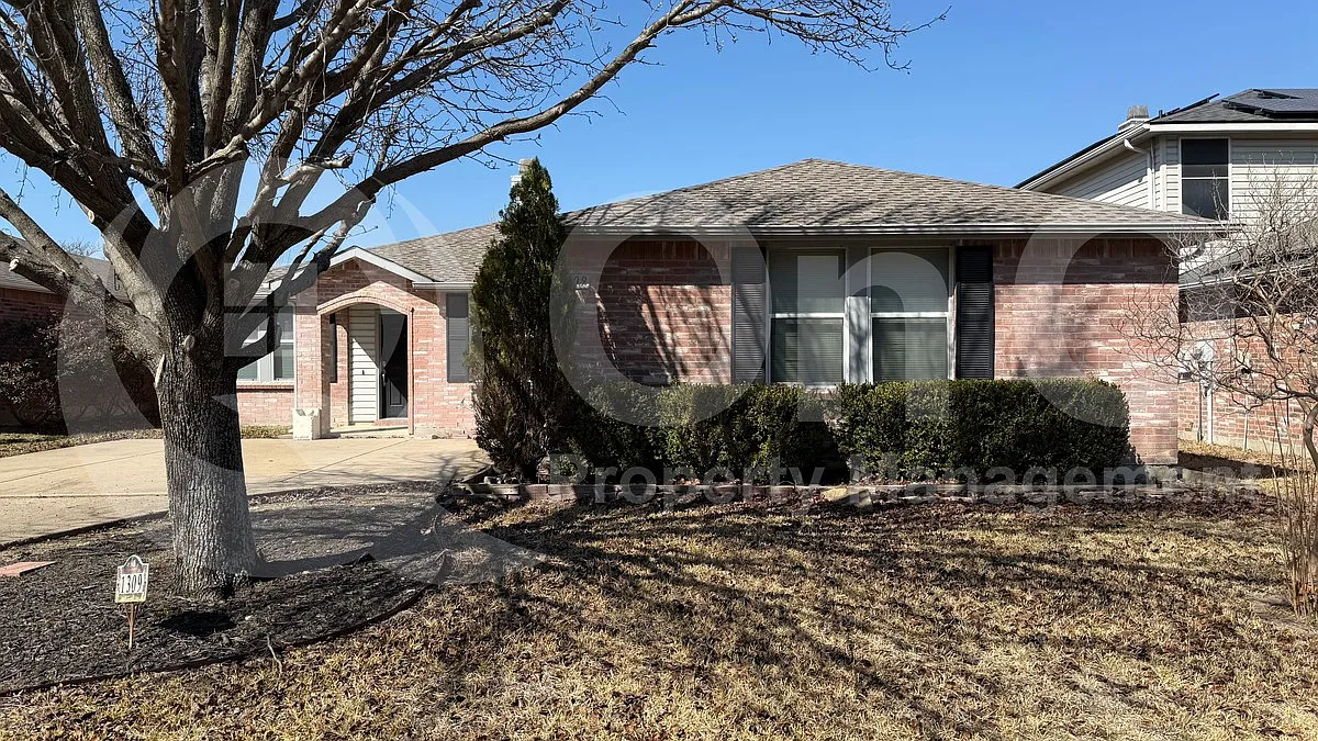 4 bed, 2.0 bath, 1952 sqft, $2,222 — Photo 2