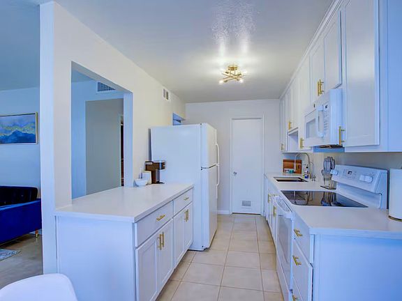 2nd image of 1010 E Maryland Ave #B
