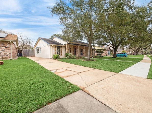11918 Meadowdale Dr, Meadows Place, TX 77477