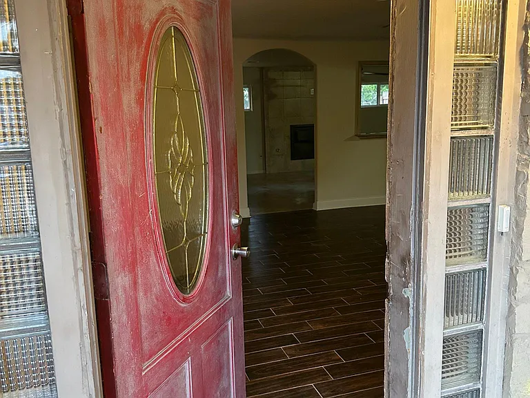 1735 Westchester Dr — Photo 2