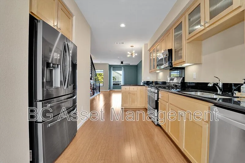 2 bed, 2.5 bath, 1054 sqft, $3,250 — Photo 4