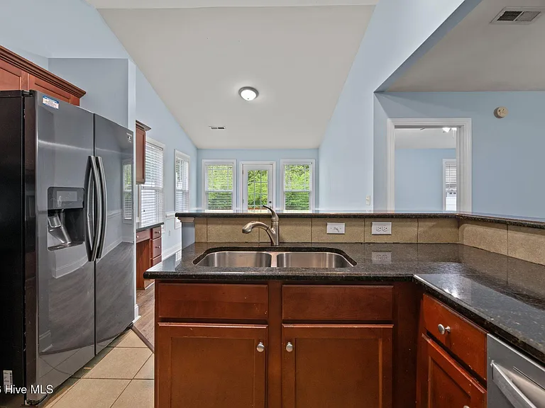 300 Hawks Bluff Dr — Photo 15