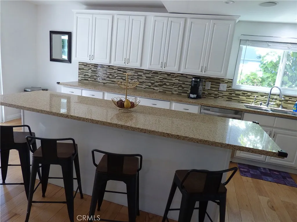 3 bed, 1800 sqft, $5,950 — Photo 2