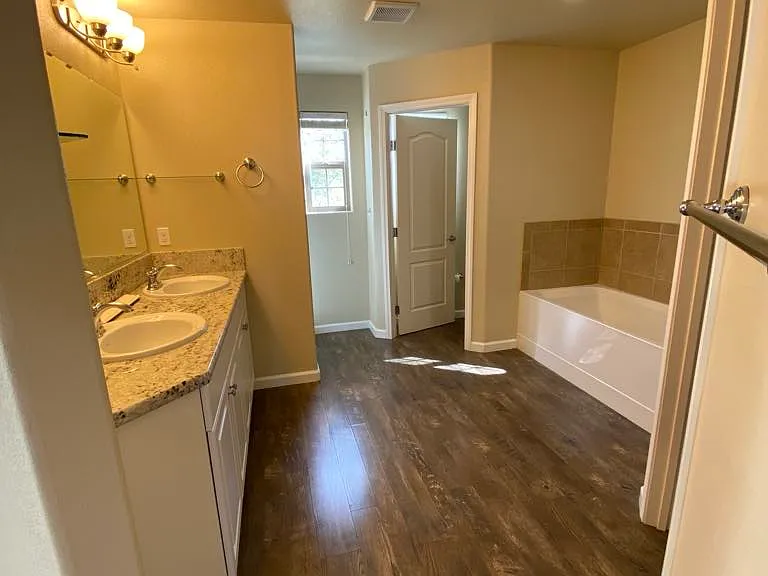 586 River Oaks Dr — Photo 8