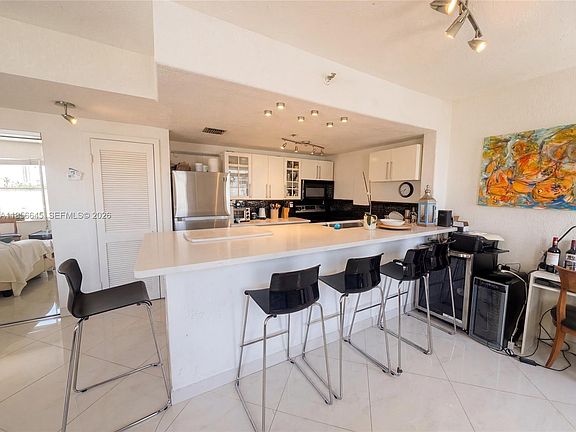 3rd image of 802 Euclid Ave APT 305