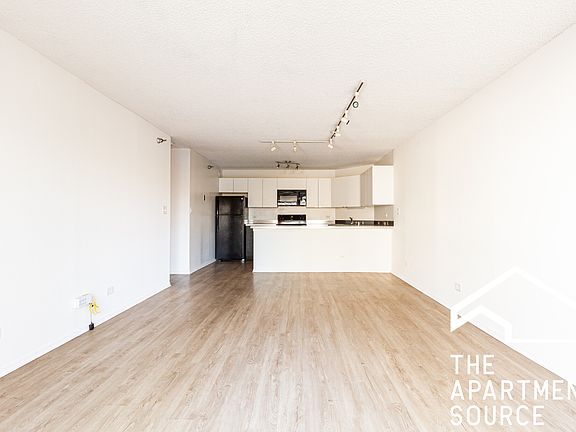 3rd image of 1120 Lasalle St #19P
