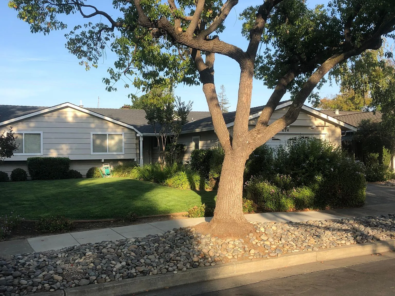 3 bed, 1234 sqft, $5,200 — Photo 2