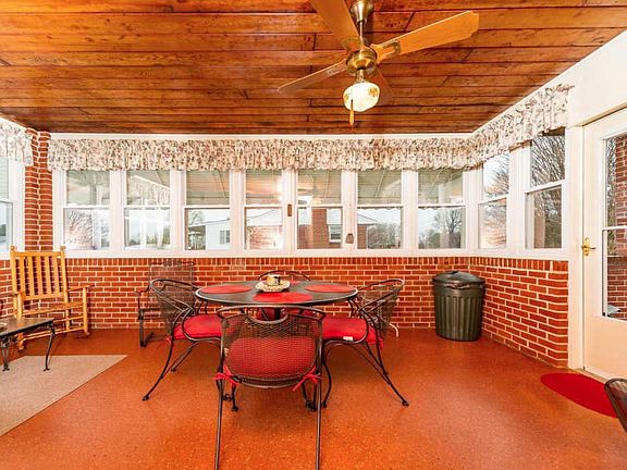 4th image of 147 Hillcrest Cir