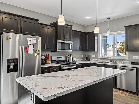 5th image of 825 Golden Way NW