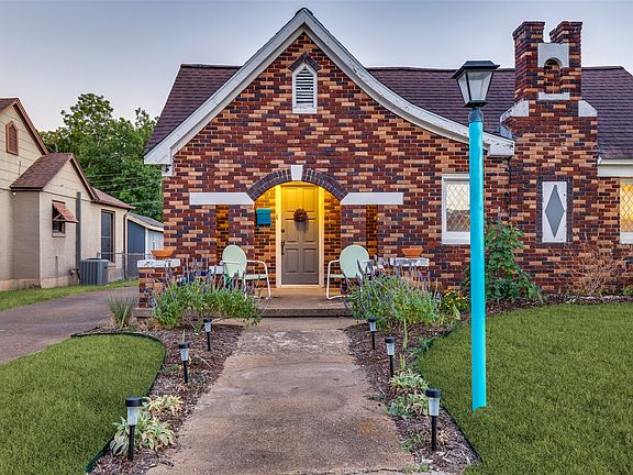 3rd image of 2732 Ivandell Ave