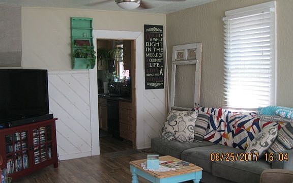 5th image of 818 Woodbury St