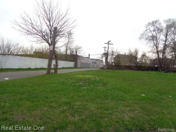 5678 Harold St, Hamtramck, MI 48212