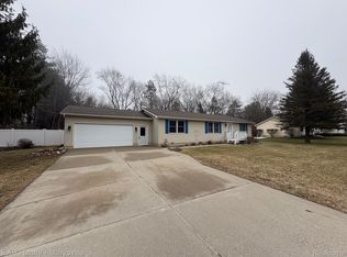 100 Hickory Ln, Yale, MI 48097