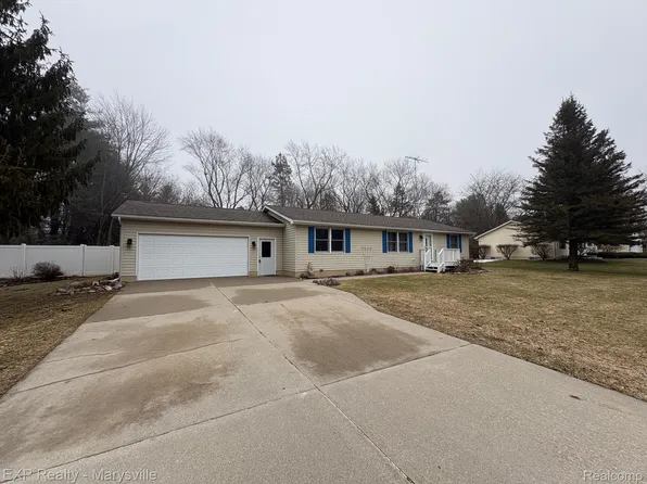 100 Hickory Ln, Yale, MI 48097