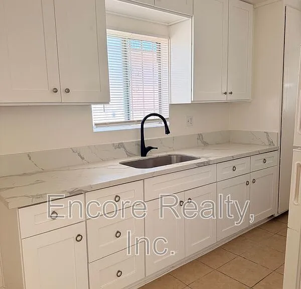 549 McIntosh St #D — Photo 6