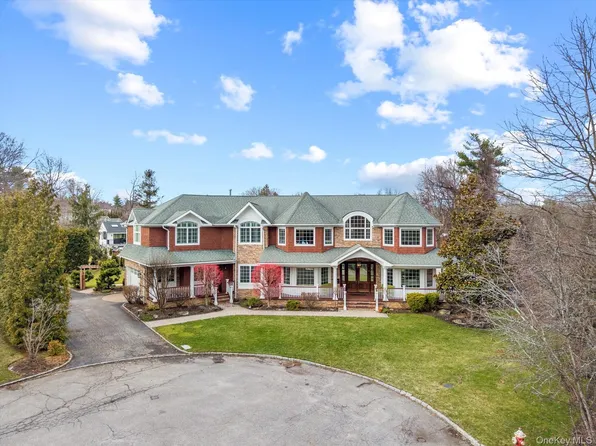 98 Swan Court, East Hills, NY 11576