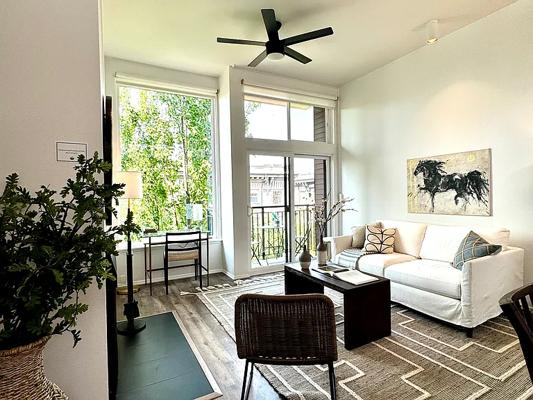 410 13th Ave E #Penthouse 3 — Photo 1