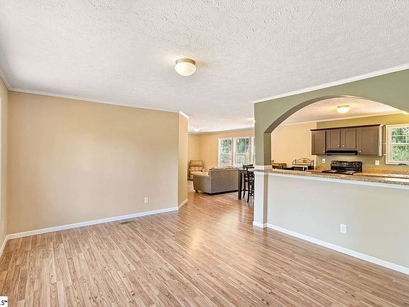 3rd image of 123 Sir Lancelot Dr