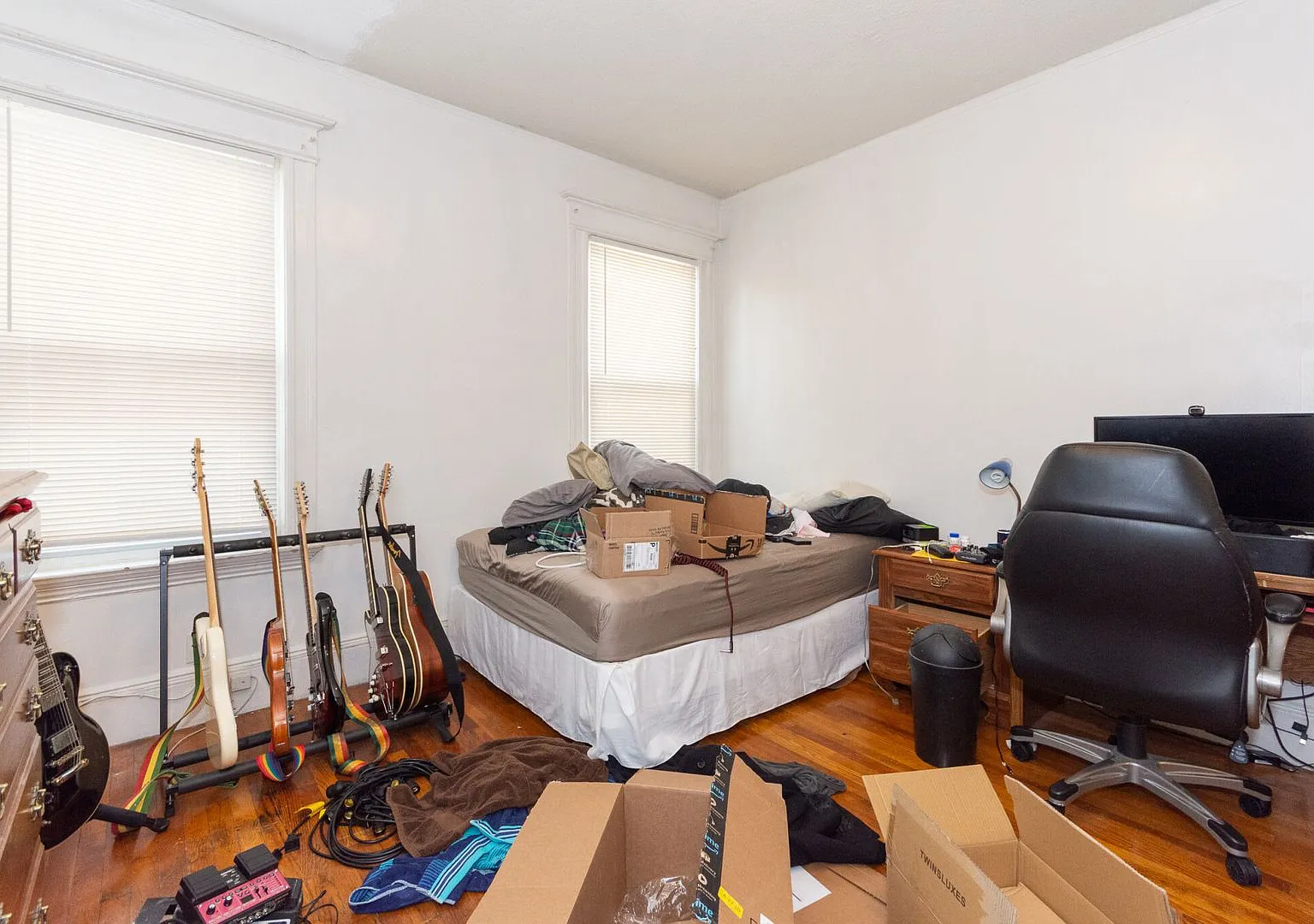 Convenient Location. Wals to BU Campus, Short Walk to T.Laundry, Parking for Rent — Photo 3