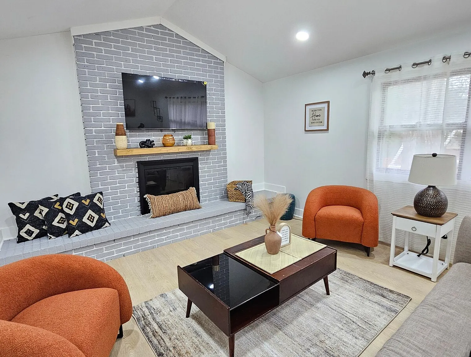 6 bed, 4.0 bath, $12,326 — Photo 2