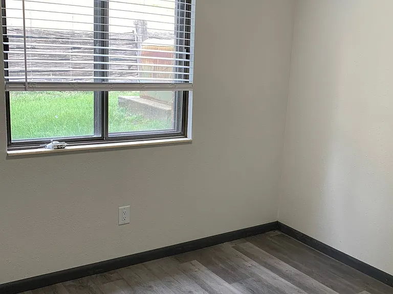519 E North St — Photo 23