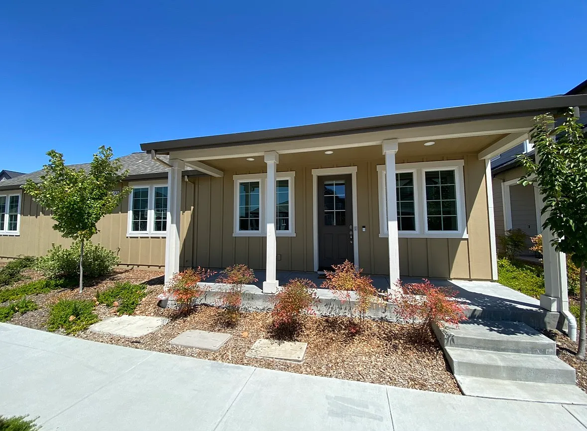 3 bed, 1027 sqft, $3,500 — Photo 1