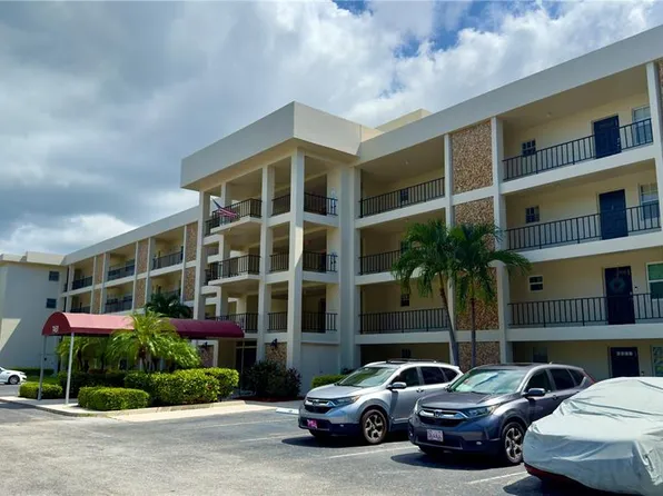 7461 W Country Club Dr N, Sarasota, FL