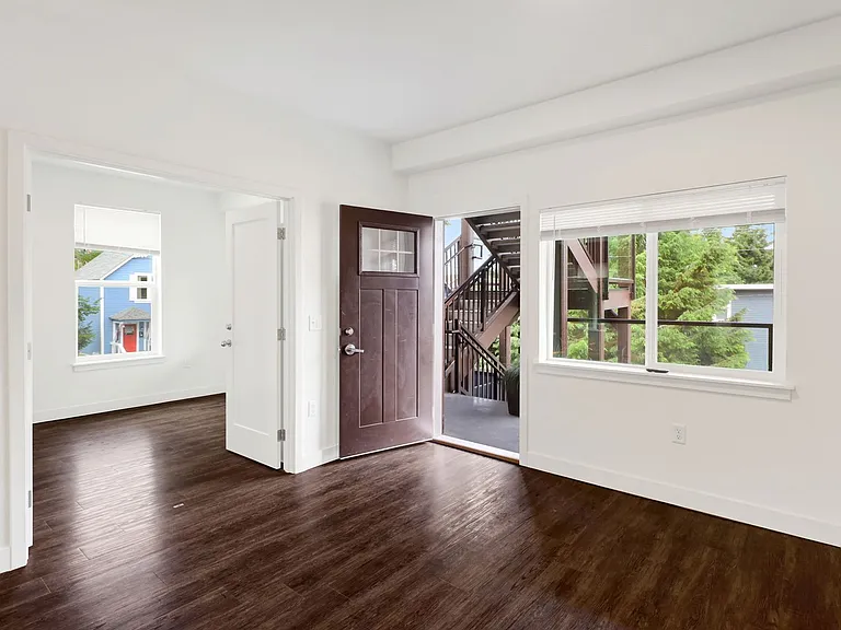 619 E Myrtle St — Photo 16