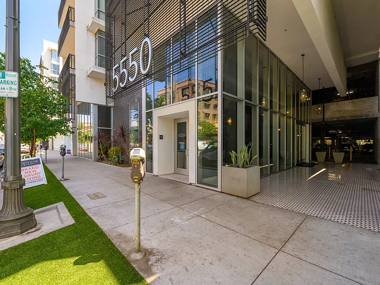 5550 Hollywood — Photo 20