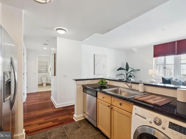 111 S 15th St APT 2210, Philadelphia, PA 19102