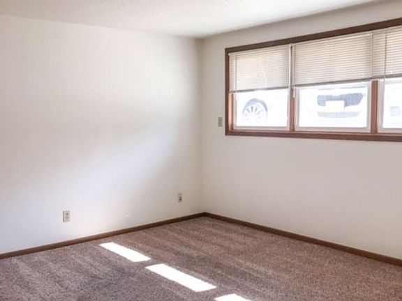 3rd image of 927 Briar Ln APT 4