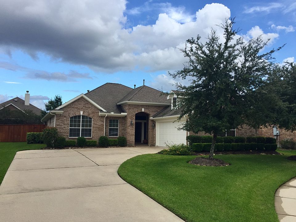 Fresh paint, beautiful yard.